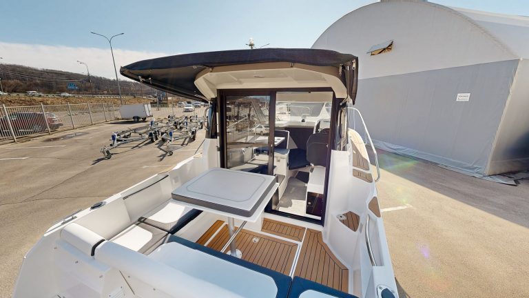 Phoenix 700 Cabin